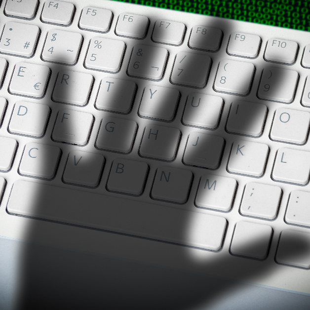 Schatten einer Hand auf Tastatur