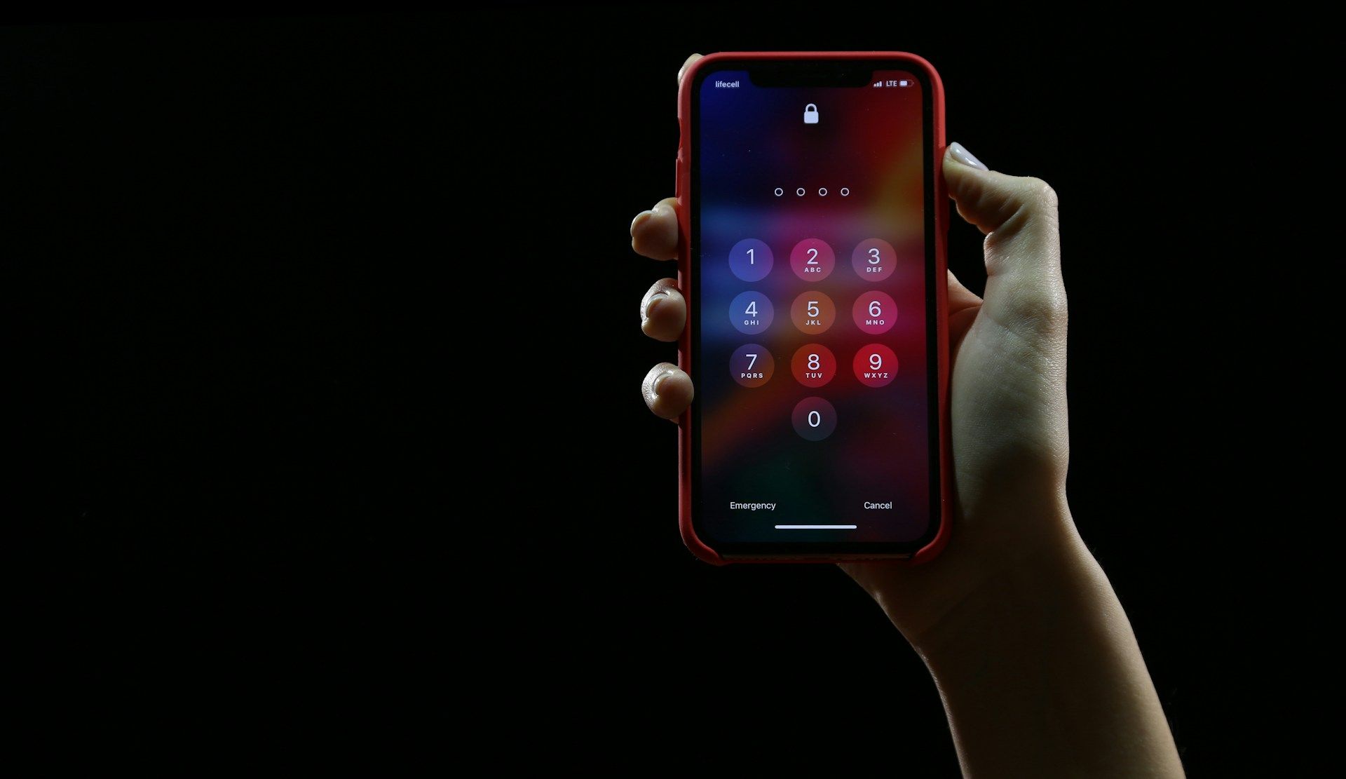 KI-Angriff Symbolbild – Telefon Passwort