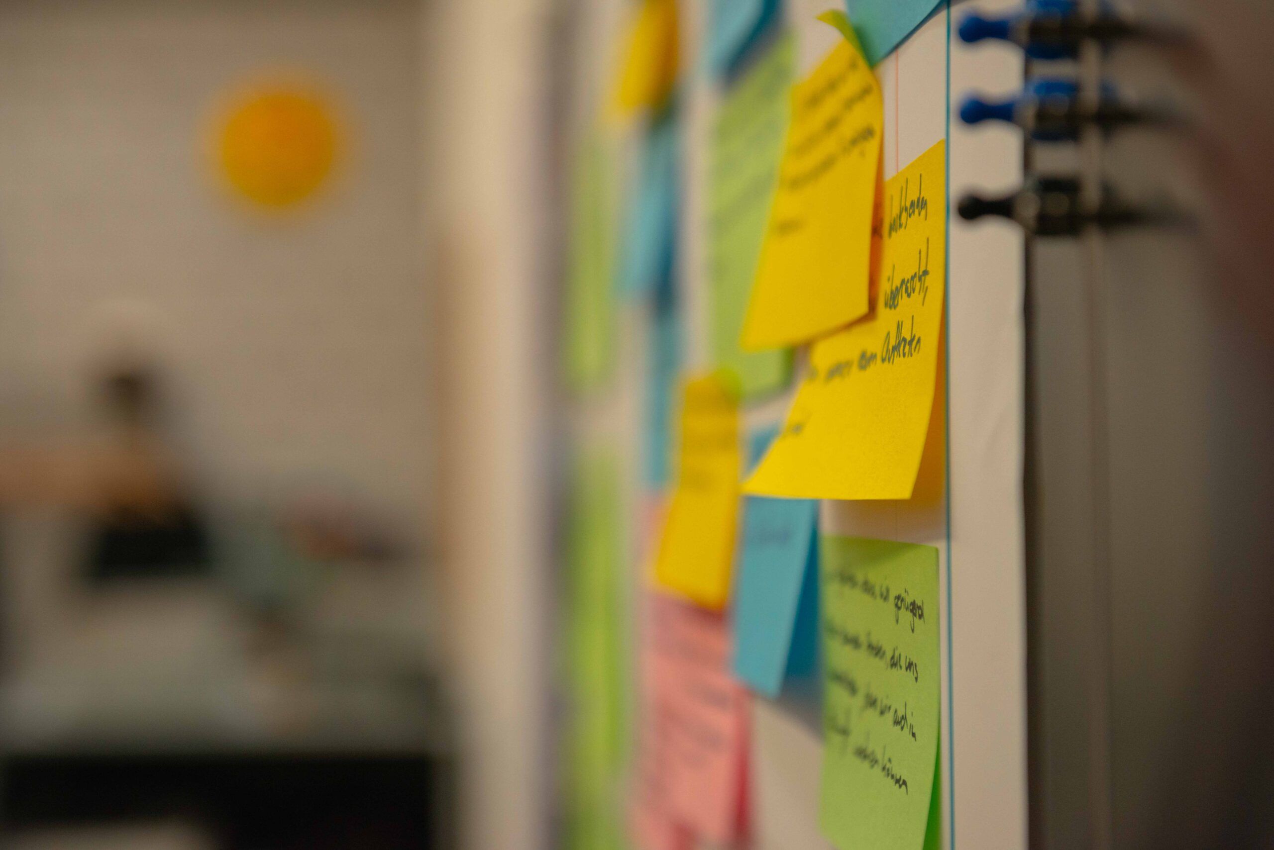 Post'It Notizen an Wand geklebt