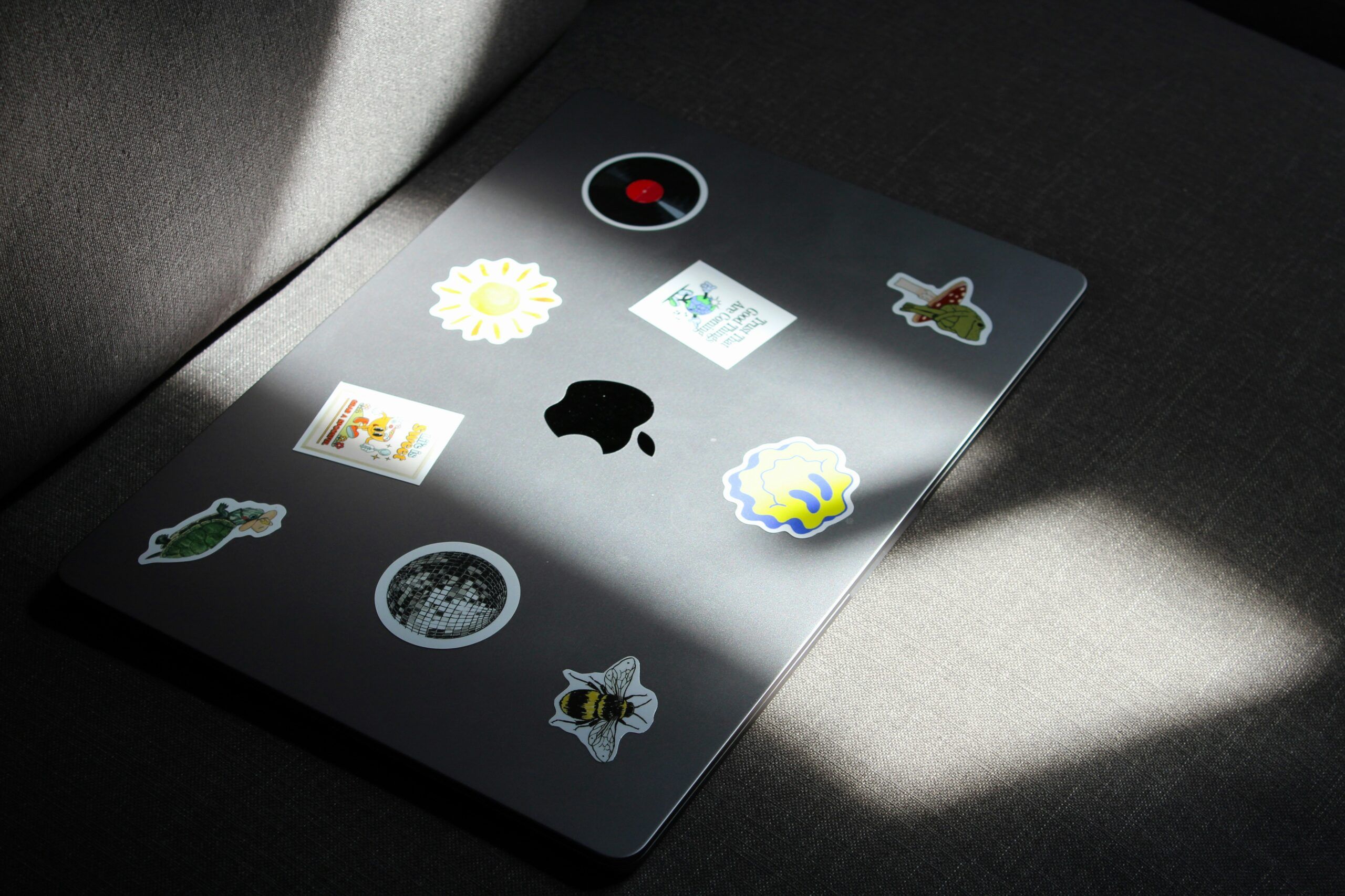 Schatten-IT Symbolbild, MacBook im Schatten