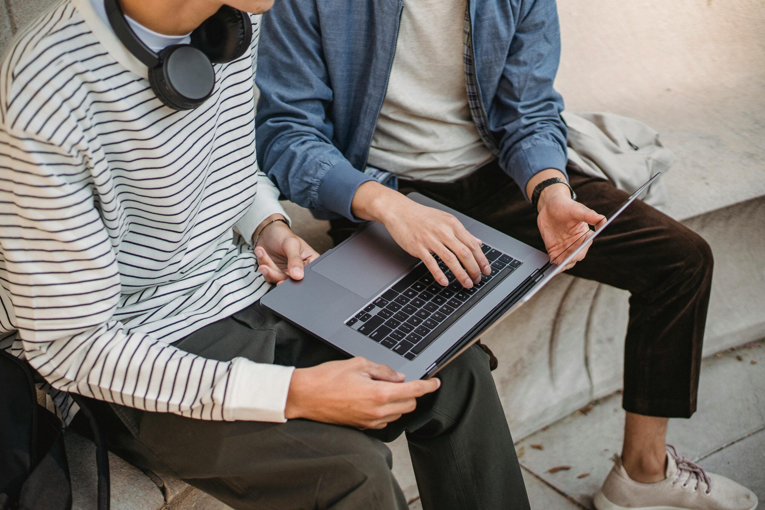 Bild, Zwei Männer am Laptop machen Datenaustausch