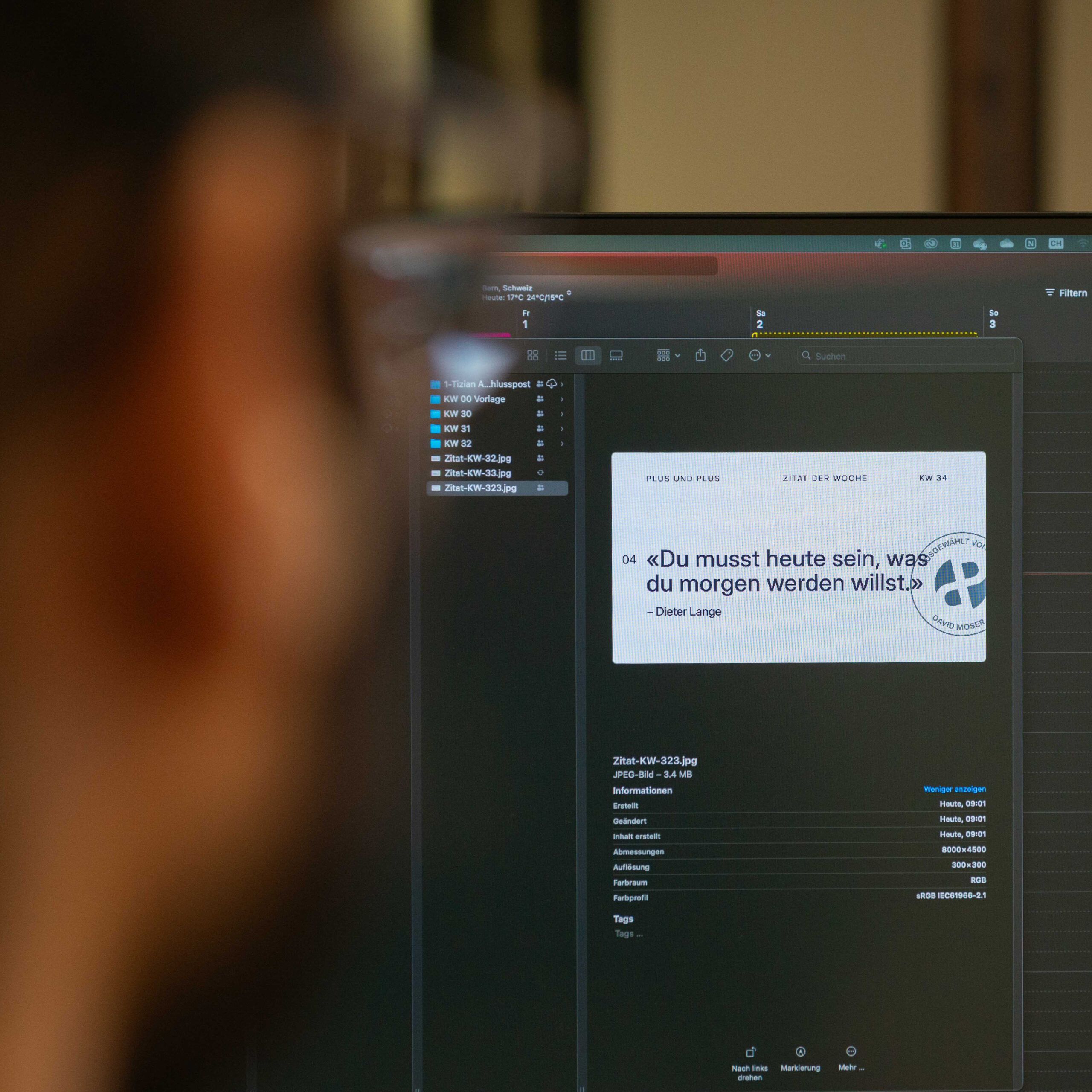 PLUS UND PLUS Lernender bei der Arbeit