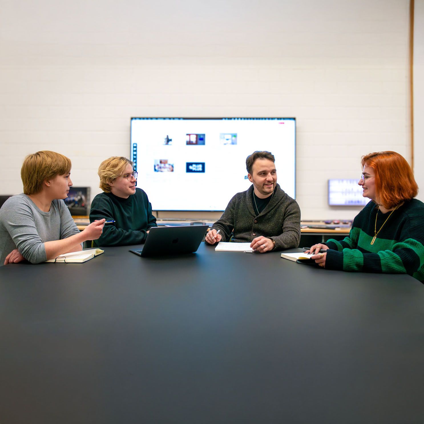 Glückliche Teamsitzung