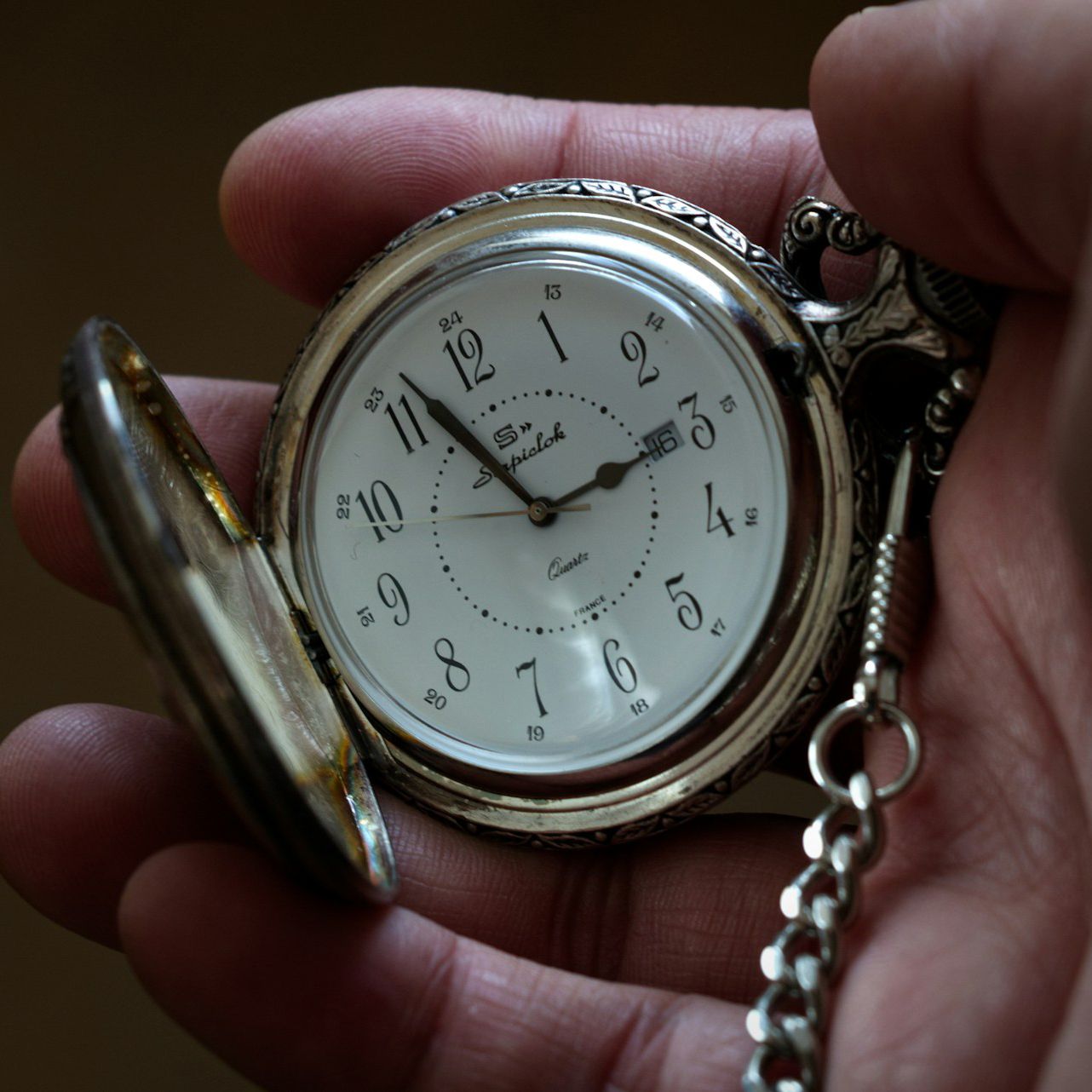 Taschenuhr in einer Hand