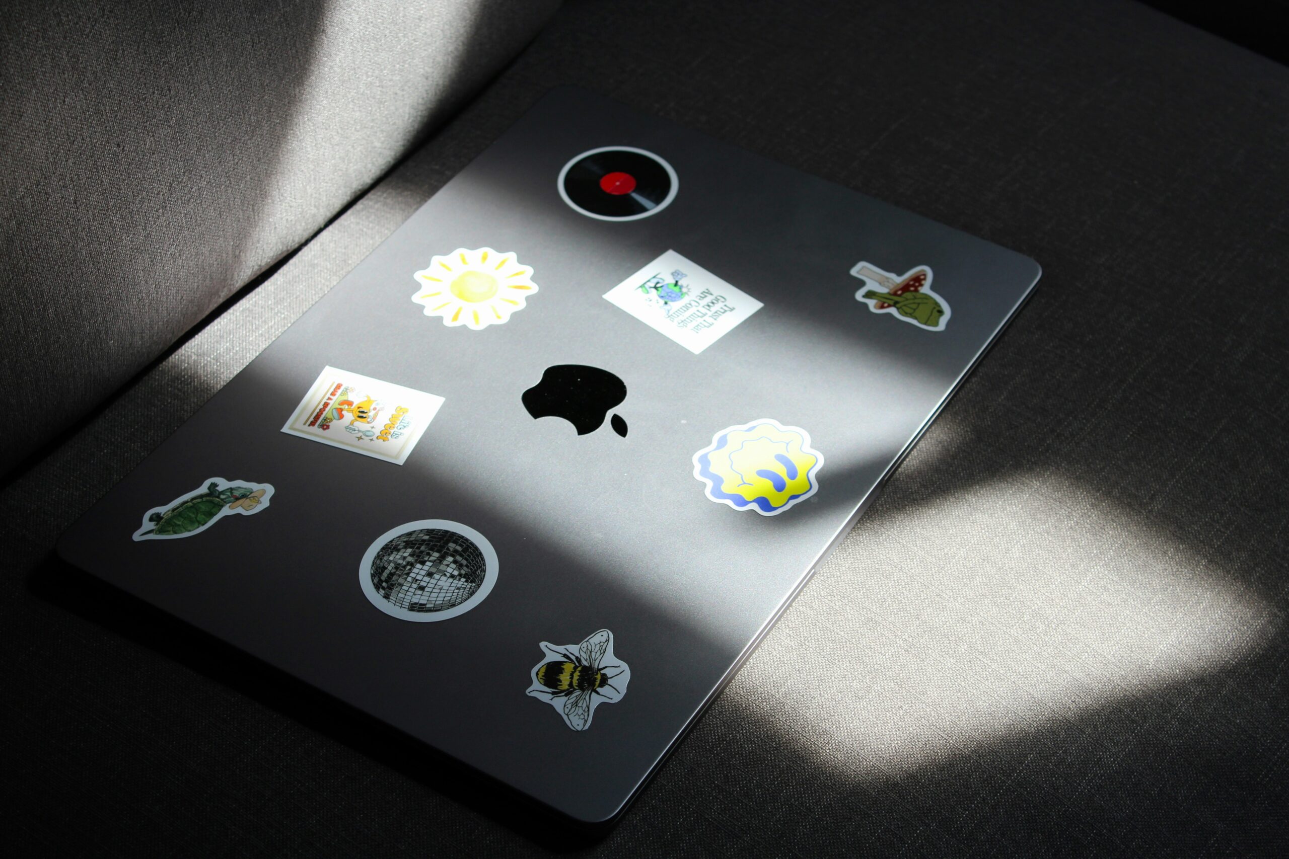Schatten-IT Symbolbild, MacBook im Schatten