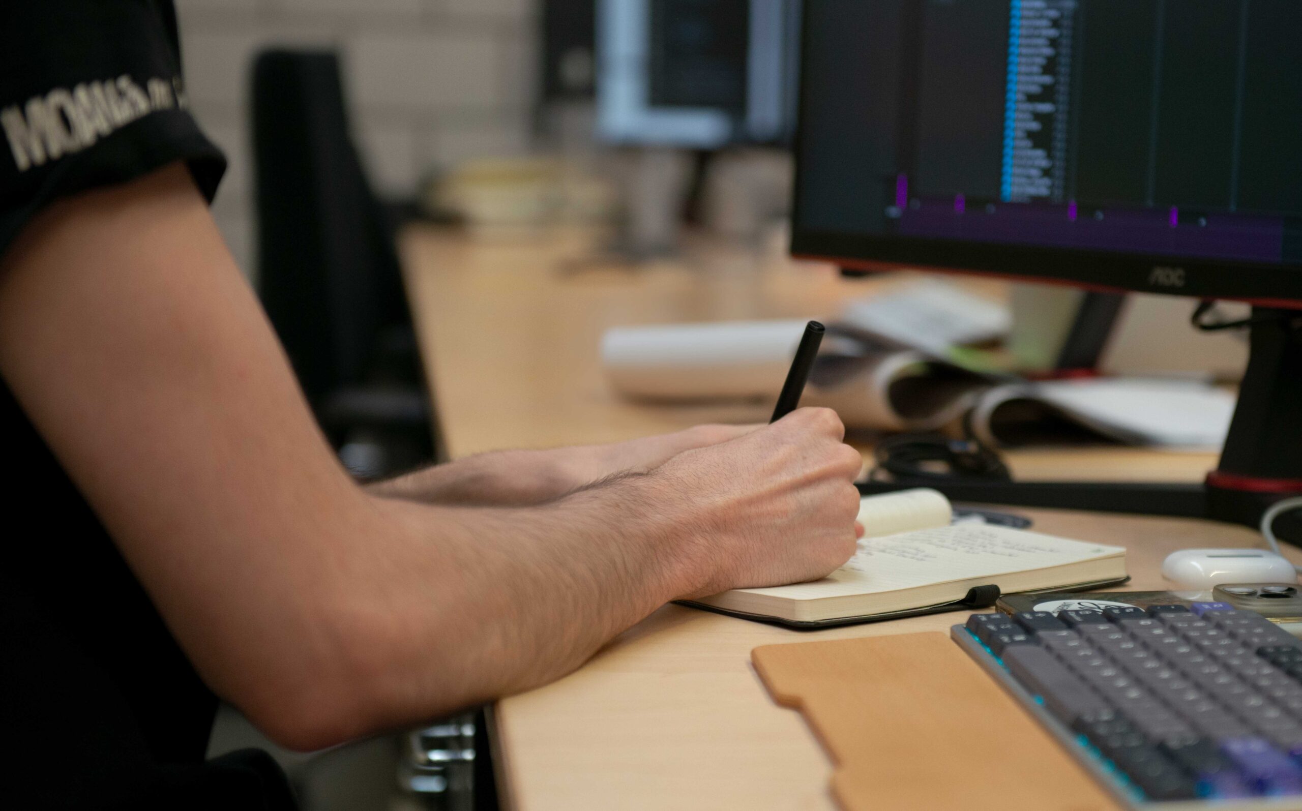 Mitarbeiter macht Notizen