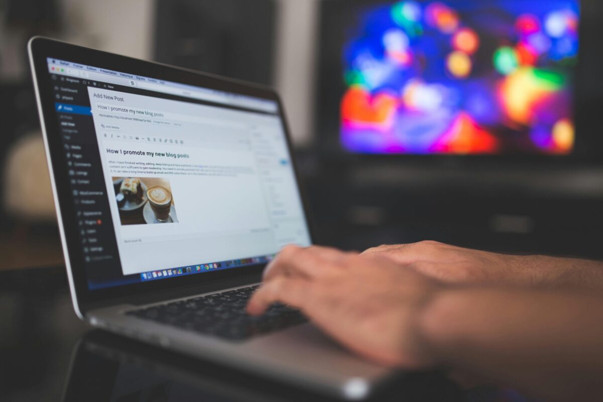 Laptop mit geöffneter WordPress-Oberfläche bei der Bearbeitung eines Blogbeitrags