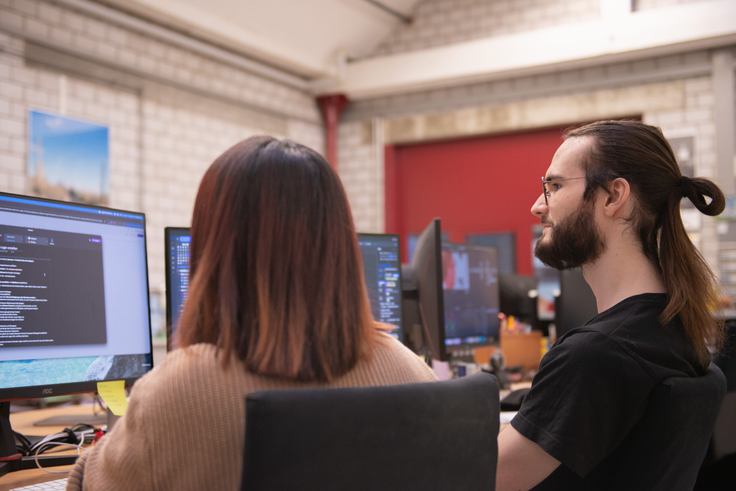 personen am arbeiten und reden
