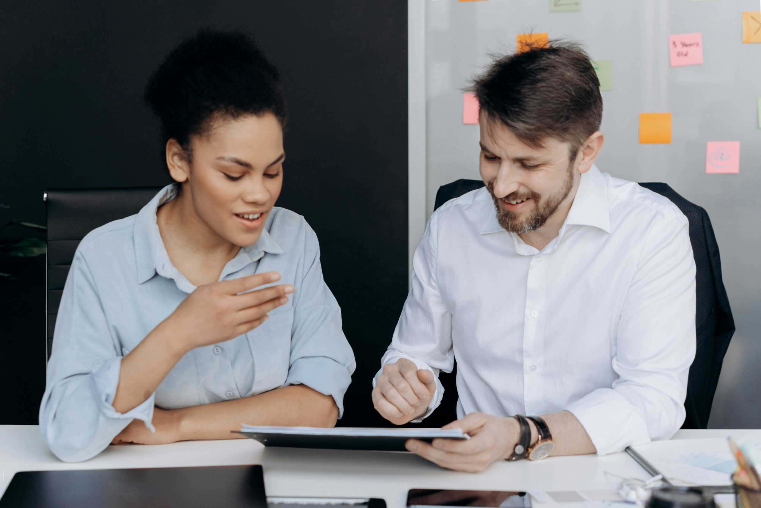 Personen am reden über Arbeit
