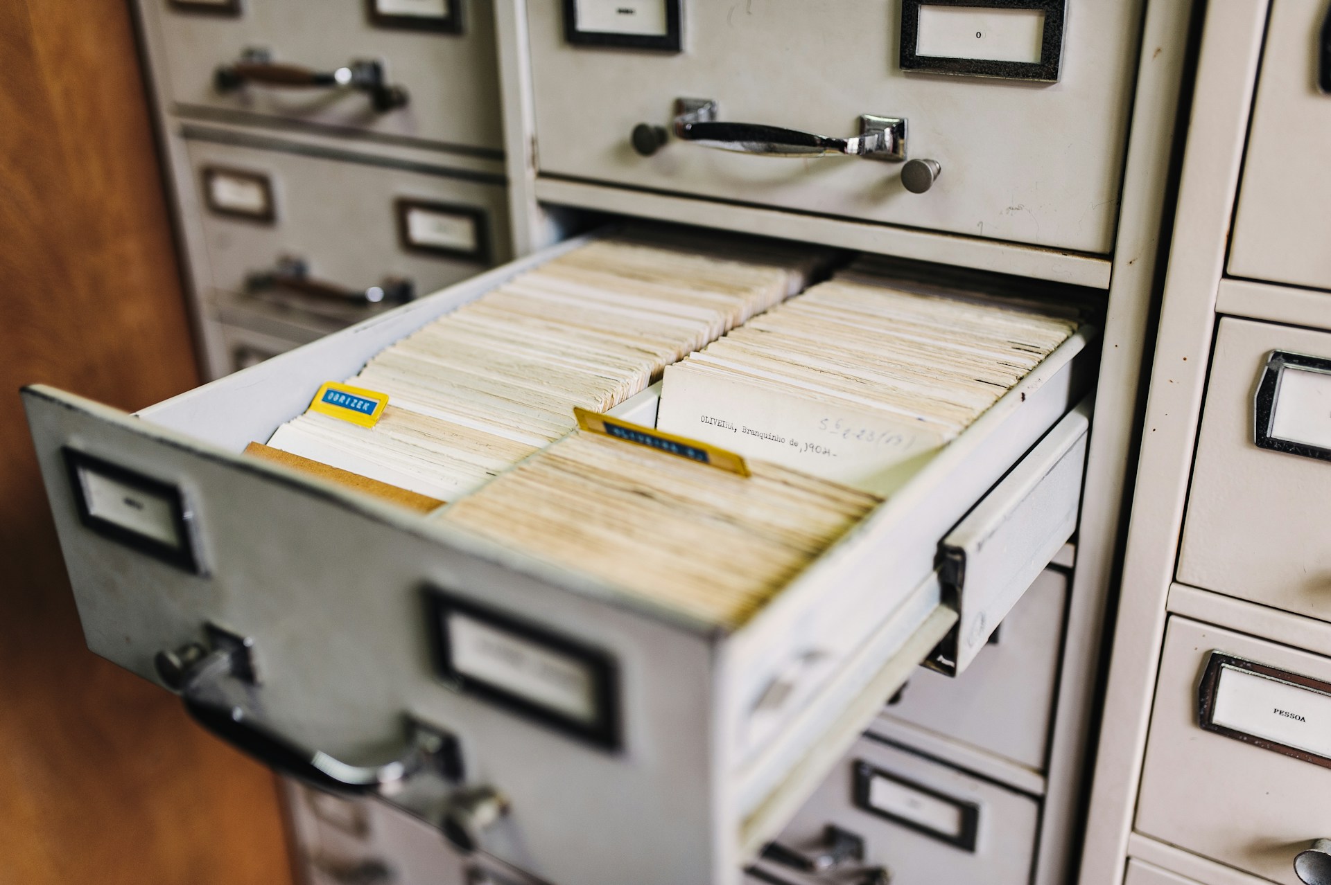 altmodischer Aktenschrank gefüllt mit Dokumenten
