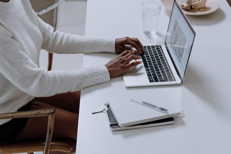 Eine Person arbeitet
