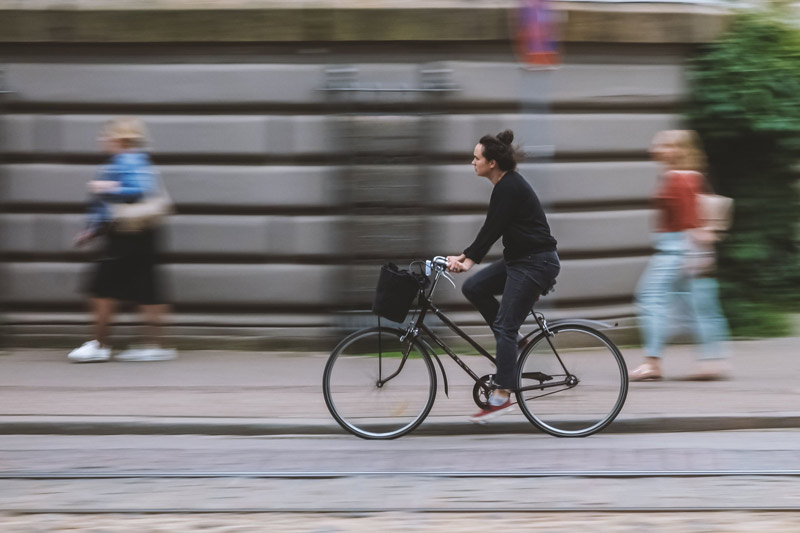 Person fährt Fahrrad