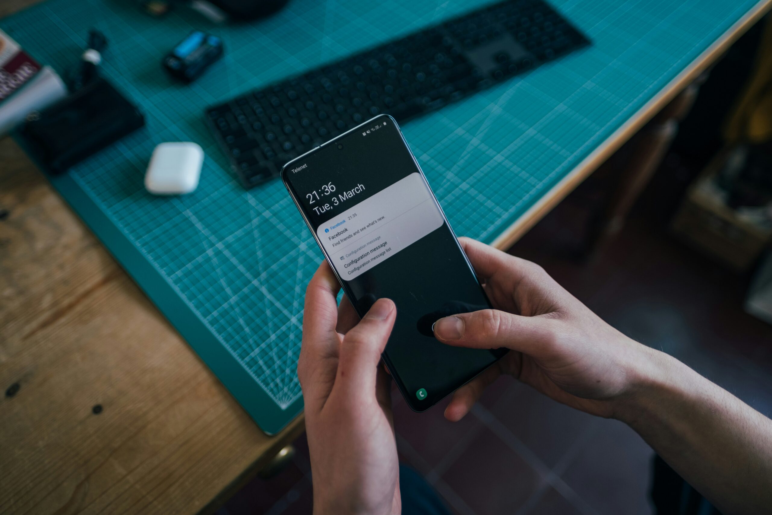 phone-hand-work